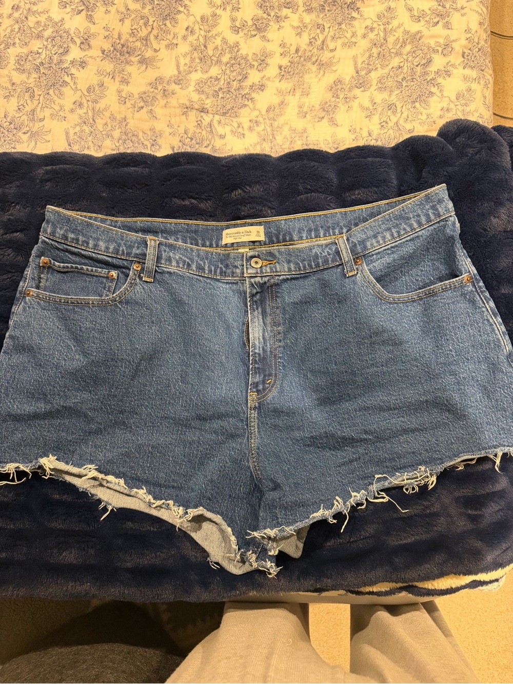 Abercrombie & Fitch Women’s The 90’s Relaxed Cutoff Short High Rise